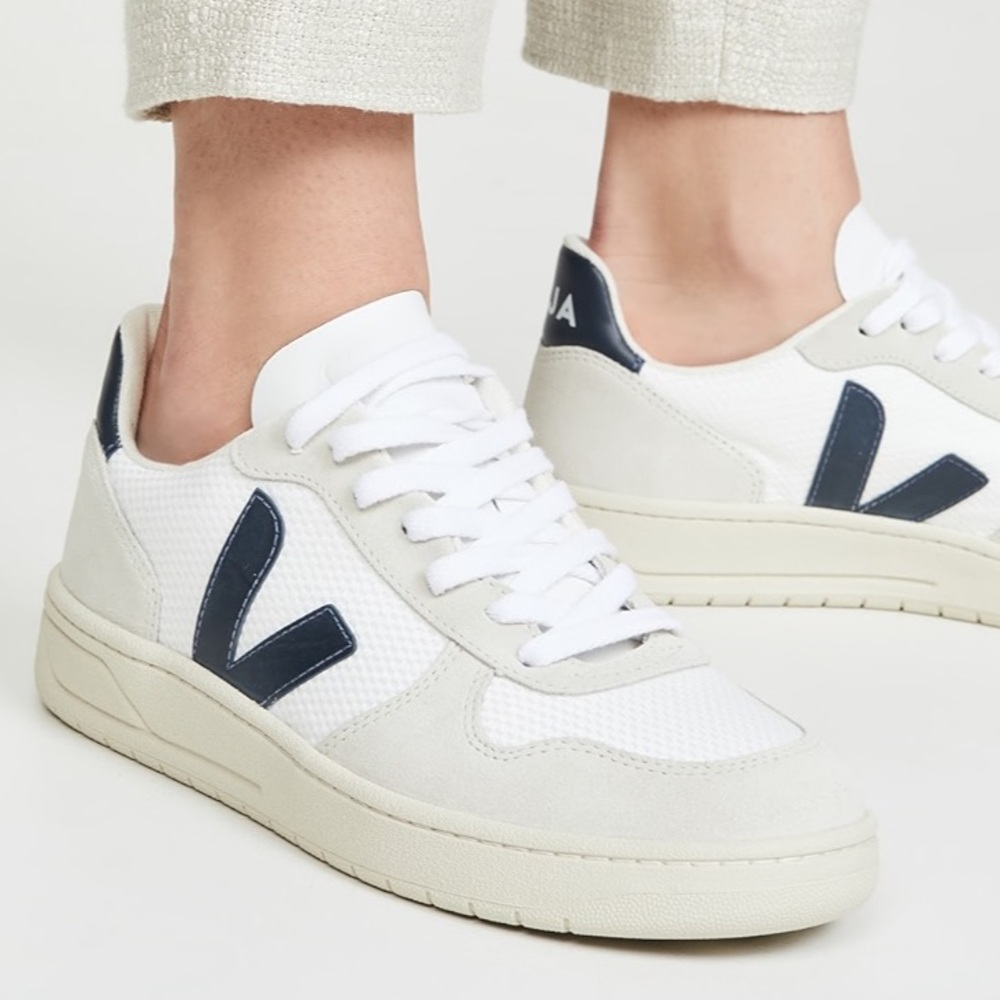 Women’s Navy Vejas